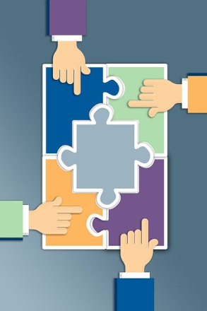 Puzzle mit 4 Händen, Basis für Zusammanarbeit