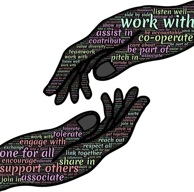 Grafik, Hände die sich gegenseitig helfen, versehen mit Worte für Zusammenarbeit